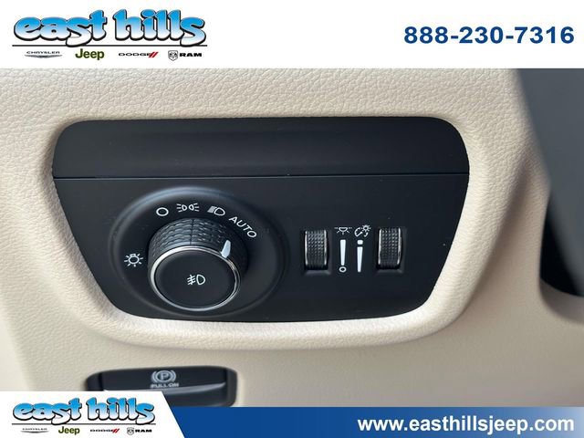 Certified 2023 Jeep Grand Cherokee Limited AWD/4WD image 30