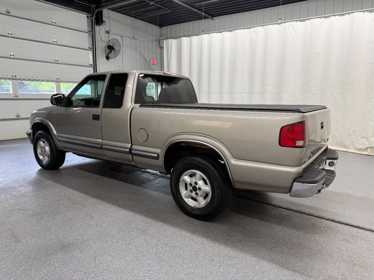 Used 2002 Chevrolet S10 Pickup LS w/ LS Preferred Equipment Group AWD/4WD image 2