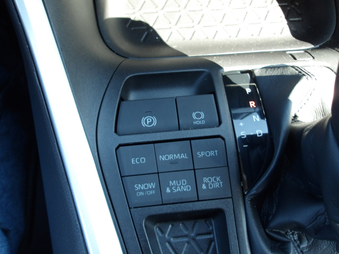 Used 2020 Toyota RAV4 LE w/ All Weather Liner Package AWD/4WD image 20