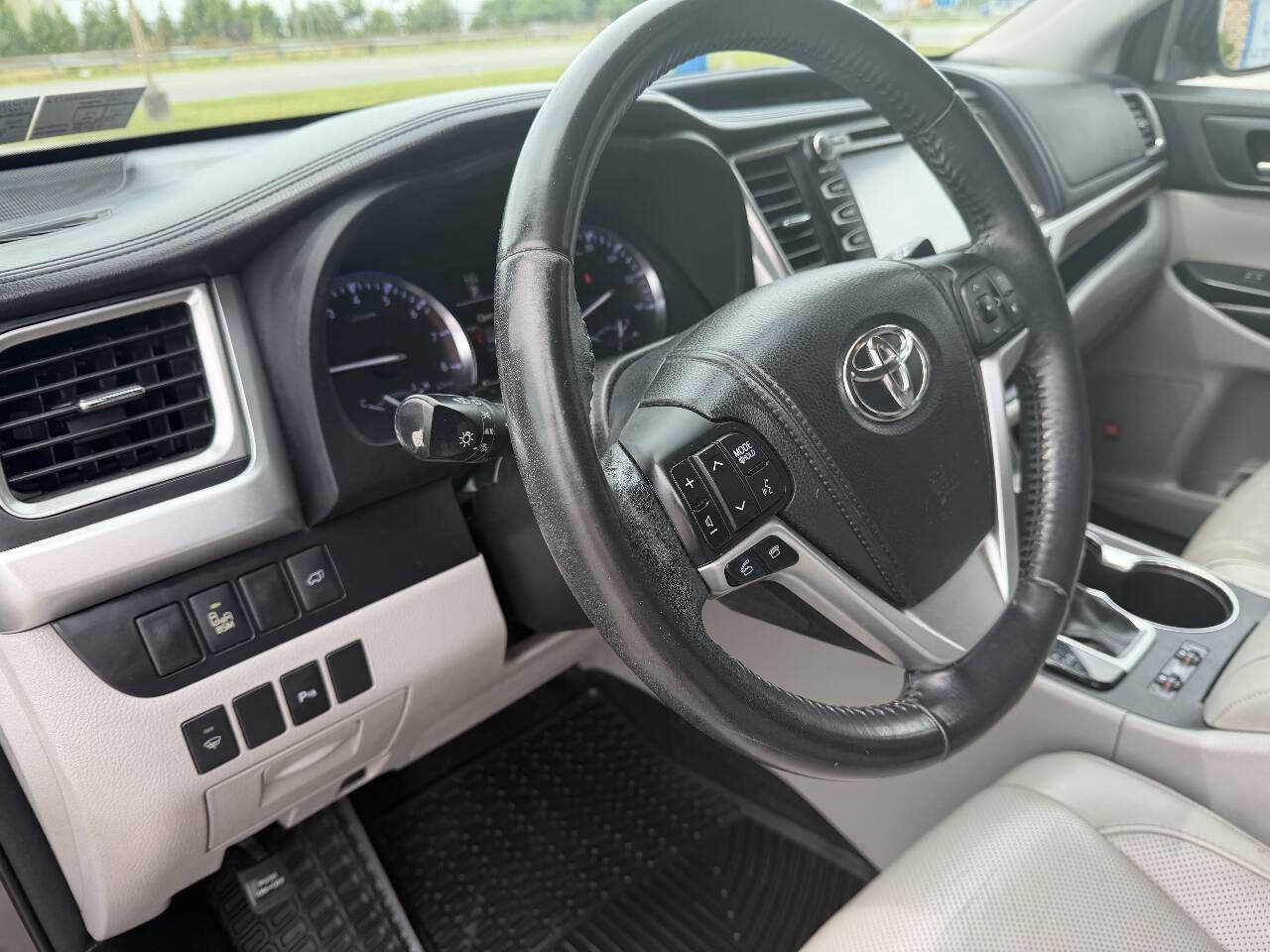 Used 2015 Toyota Highlander Limited AWD/4WD image 11