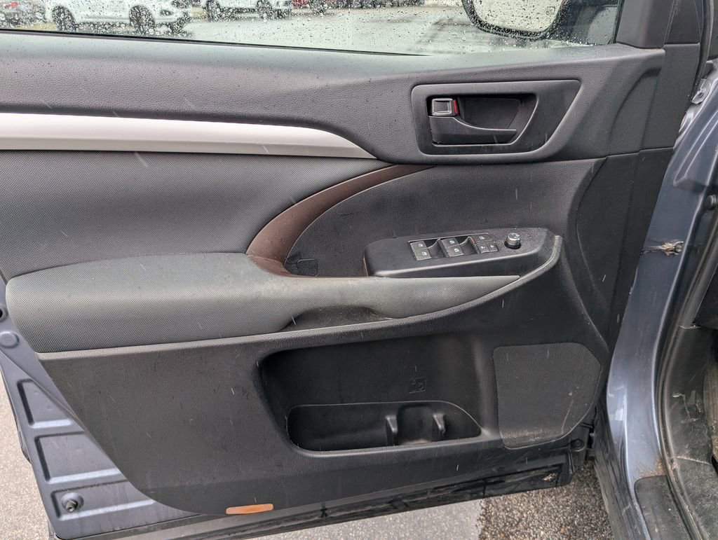 Used 2019 Toyota Highlander LE image 11