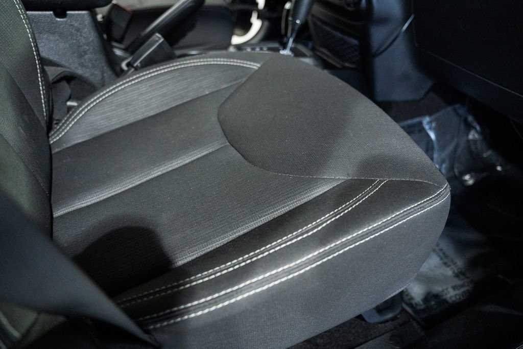 Used 2018 Jeep Wrangler Unlimited Rubicon w/ Connectivity Group image 41