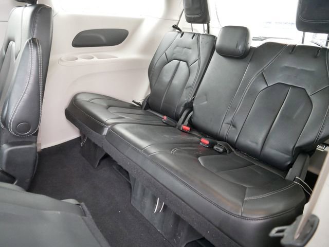 Used 2023 Chrysler Pacifica Touring-L image 17