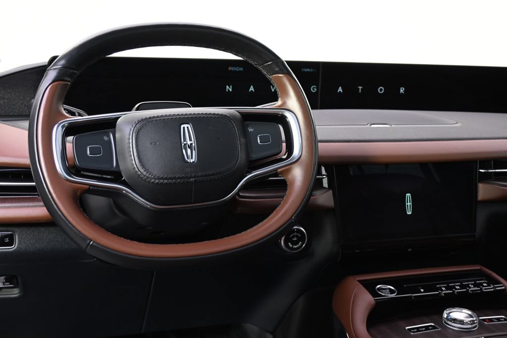 Used 2025 Lincoln Navigator Reserve AWD/4WD image 12