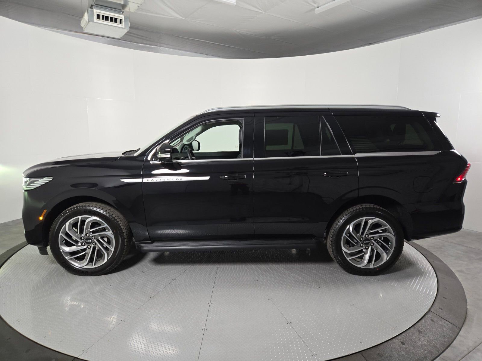 New 2026 Lincoln Navigator Premiere image 8