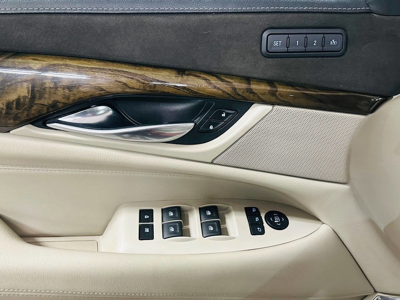 Used 2018 Cadillac Escalade ESV Premium Luxury image 22