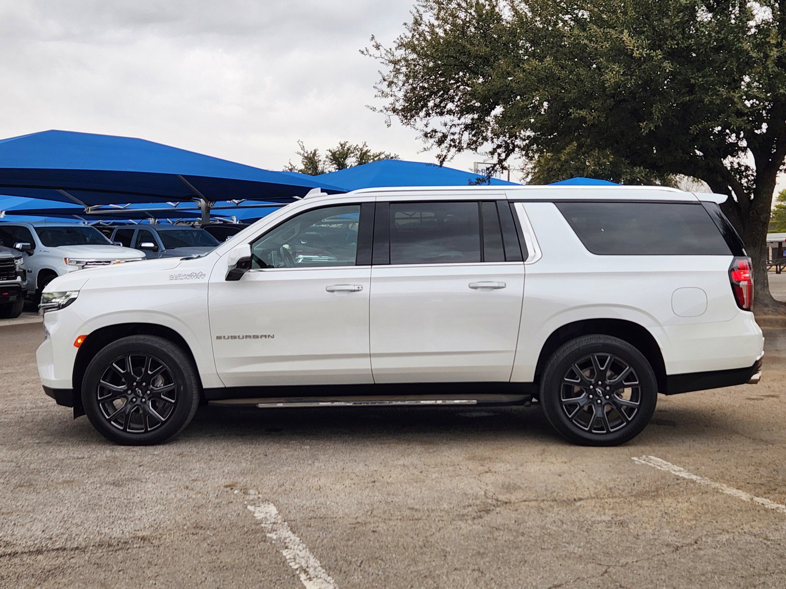 Used 2023 Chevrolet Suburban High Country image 3