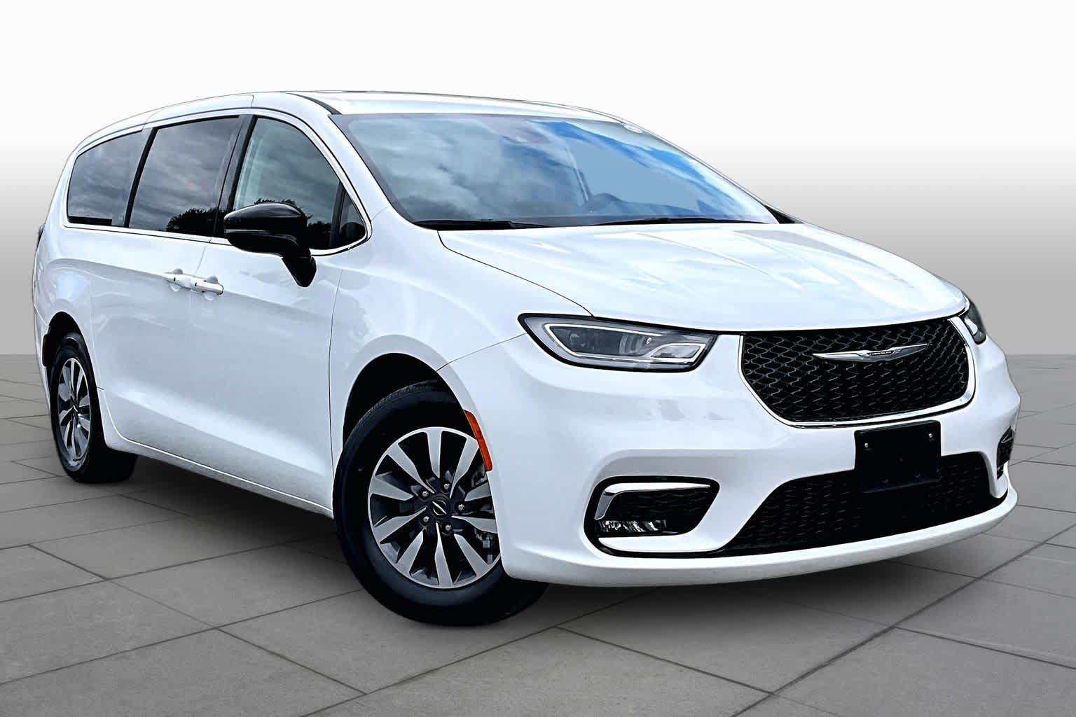 Used 2024 Chrysler Pacifica Limited FWD image 3