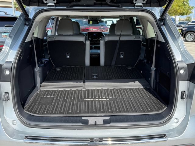 Used 2023 Toyota Highlander Platinum FWD image 35