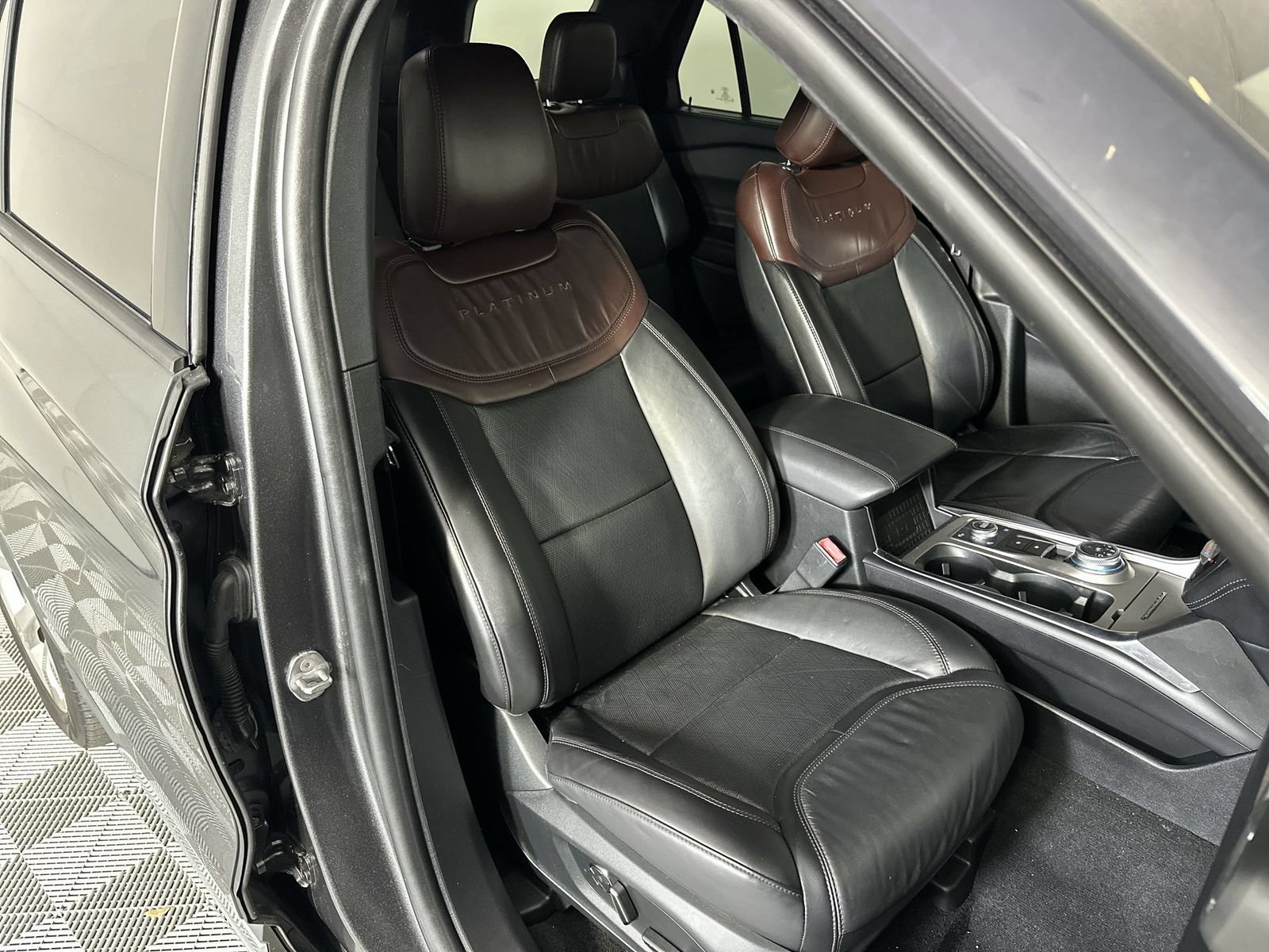 Used 2020 Ford Explorer Platinum w/ Premium Technology Package AWD/4WD image 27