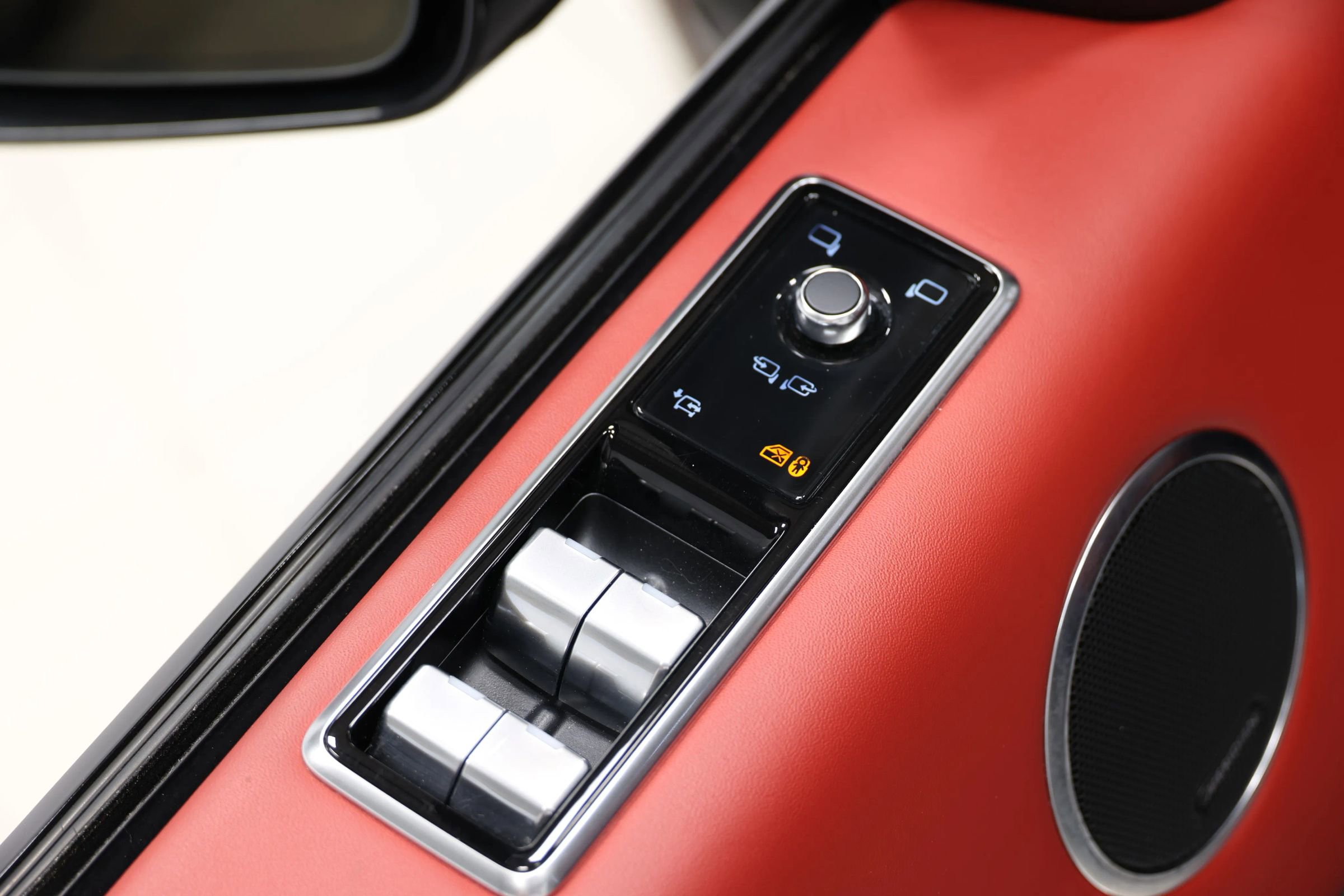 Used 2020 Land Rover Range Rover Sport SVR image 11