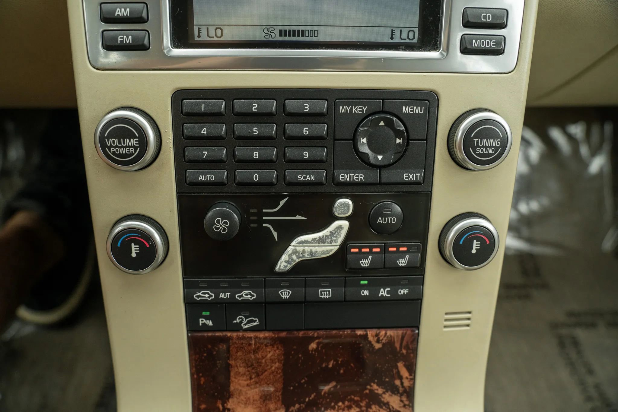 Used 2008 Volvo XC70 3.2 image 21