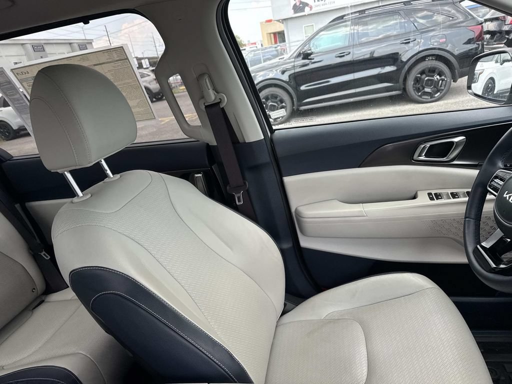 New 2025 Kia Carnival SX Prestige FWD image 17