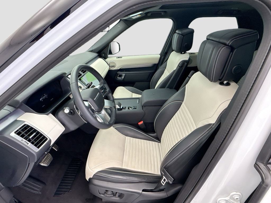 Used 2024 Land Rover Discovery Dynamic SE image 18