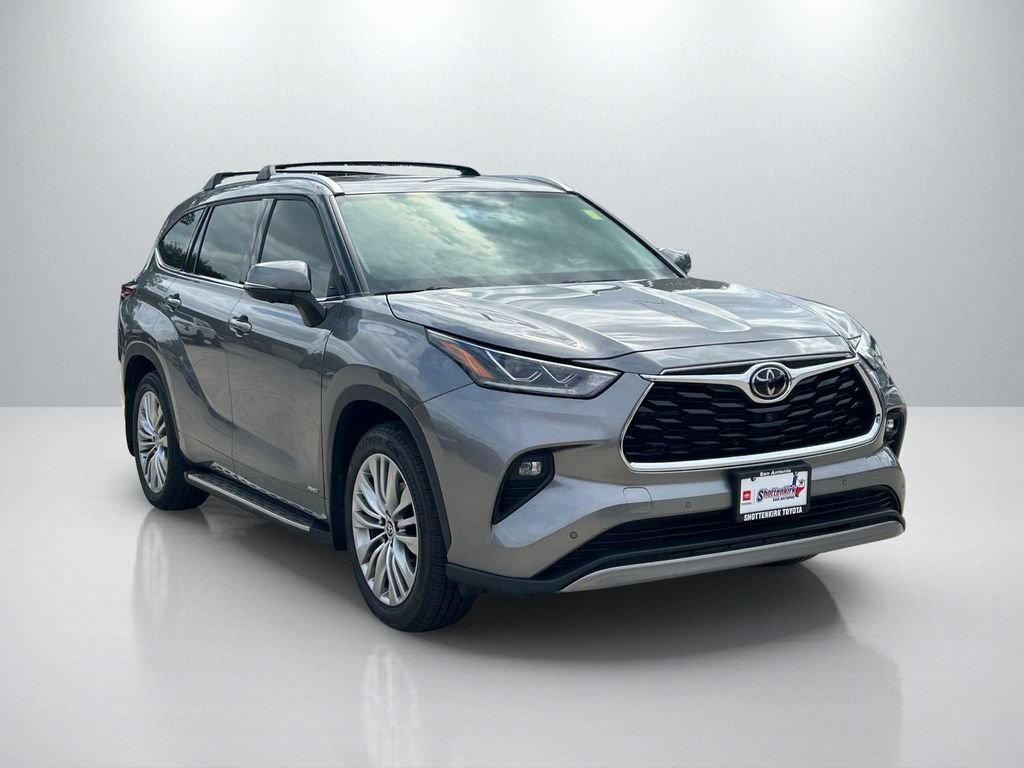 Certified 2025 Toyota Highlander Platinum AWD/4WD image 3