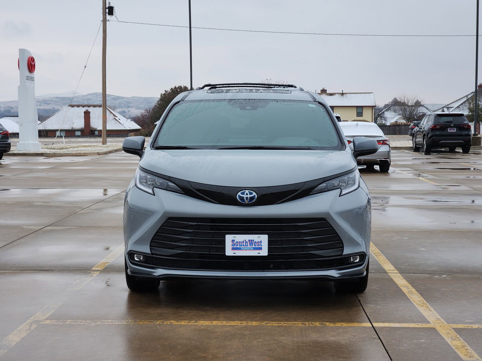 Used 2025 Toyota Sienna XLE Woodland Edition image 6