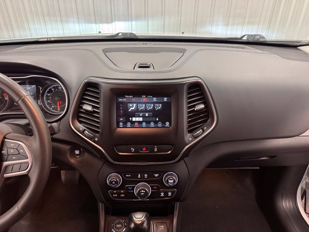 Used 2021 Jeep Cherokee Latitude Plus AWD/4WD image 30