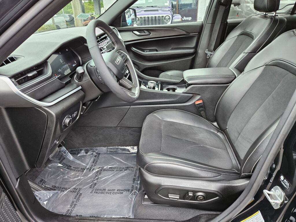 Used 2025 Jeep Grand Cherokee Altitude AWD/4WD image 16