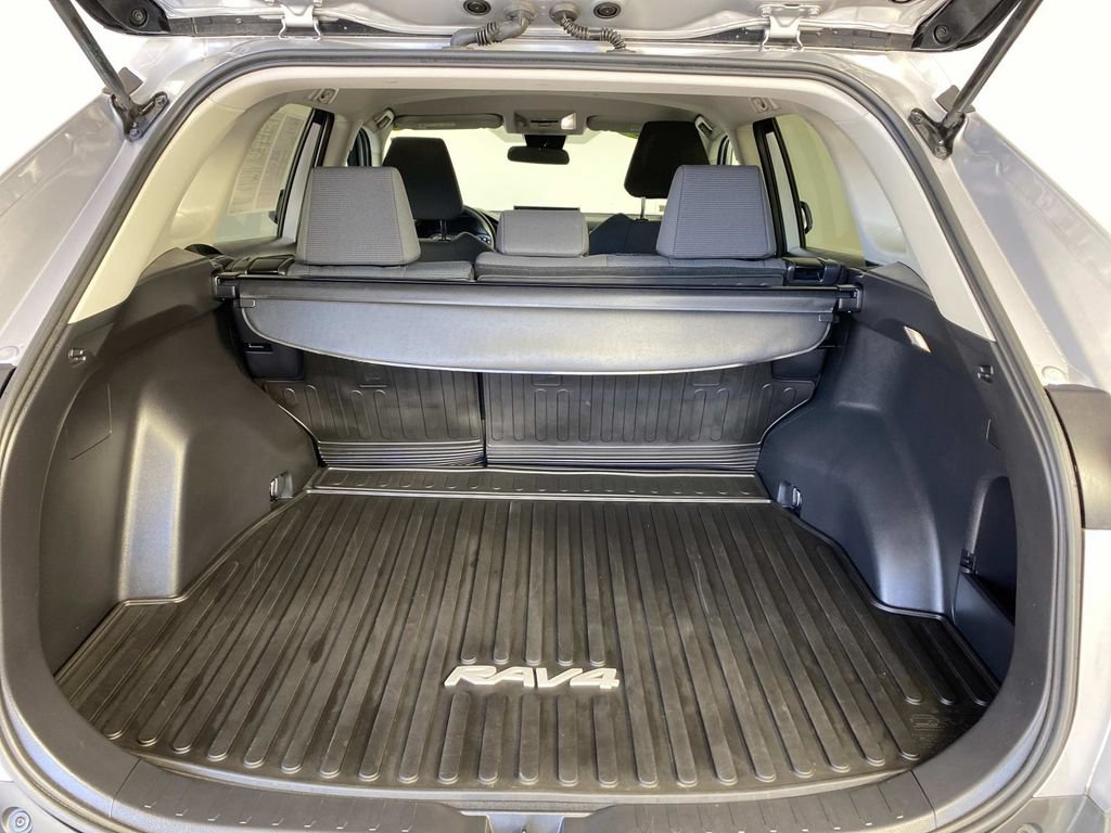 Used 2022 Toyota RAV4 LE AWD/4WD image 8