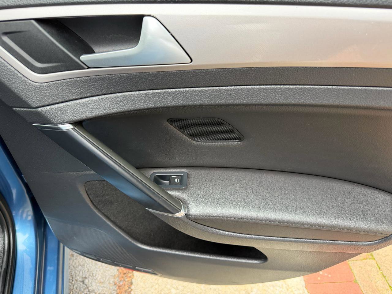 Used 2015 Volkswagen e-Golf SEL Premium image 28