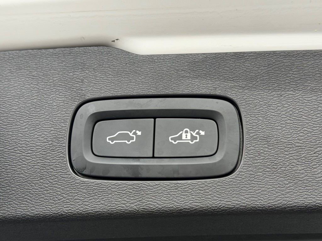 Certified 2025 Volvo V60 B5 Cross Country Plus image 18