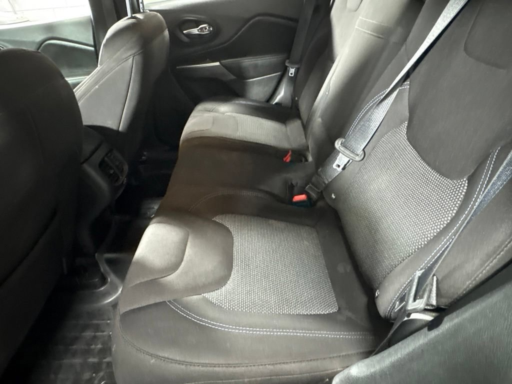 Used 2019 Jeep Cherokee Latitude w/ Cold Weather Group AWD/4WD image 25