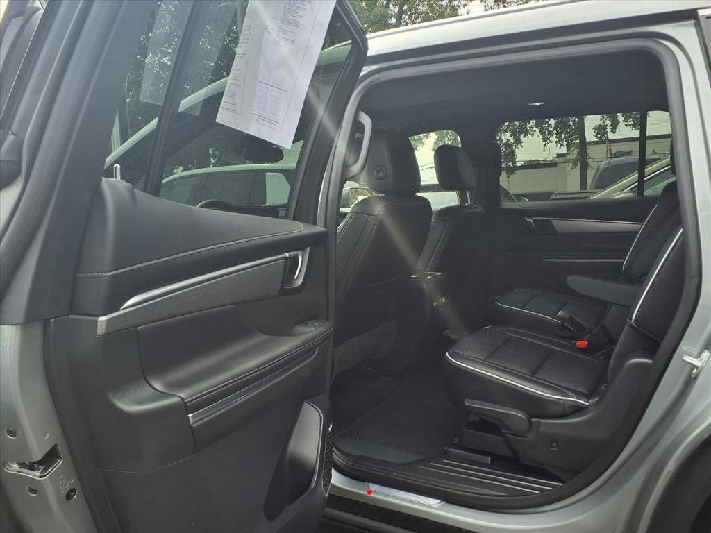 Used 2025 Buick Enclave Preferred w/ Power Package image 17