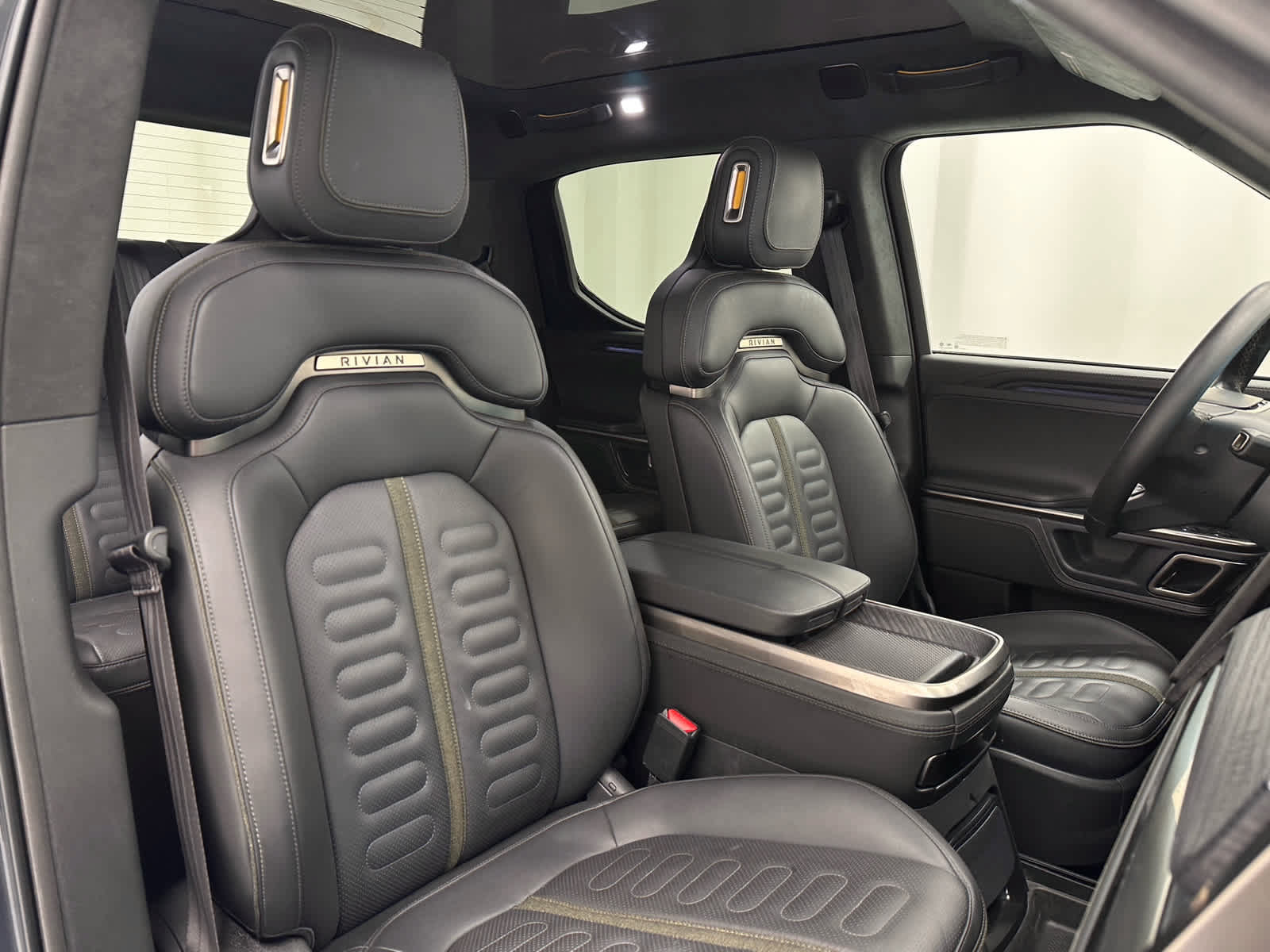 Used 2023 Rivian R1T Adventure AWD/4WD image 19