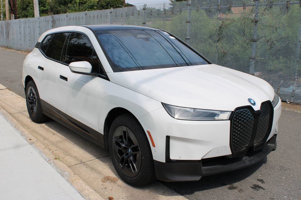 Used 2023 BMW iX xDrive50 AWD/4WD image 4