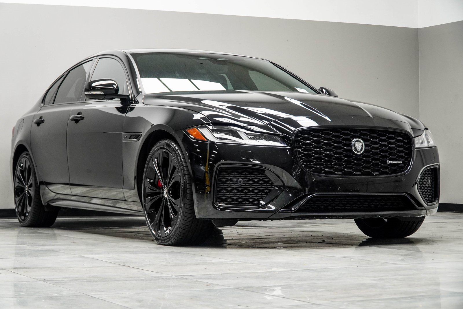 Used 2024 Jaguar XF R-Dynamic SE image 4