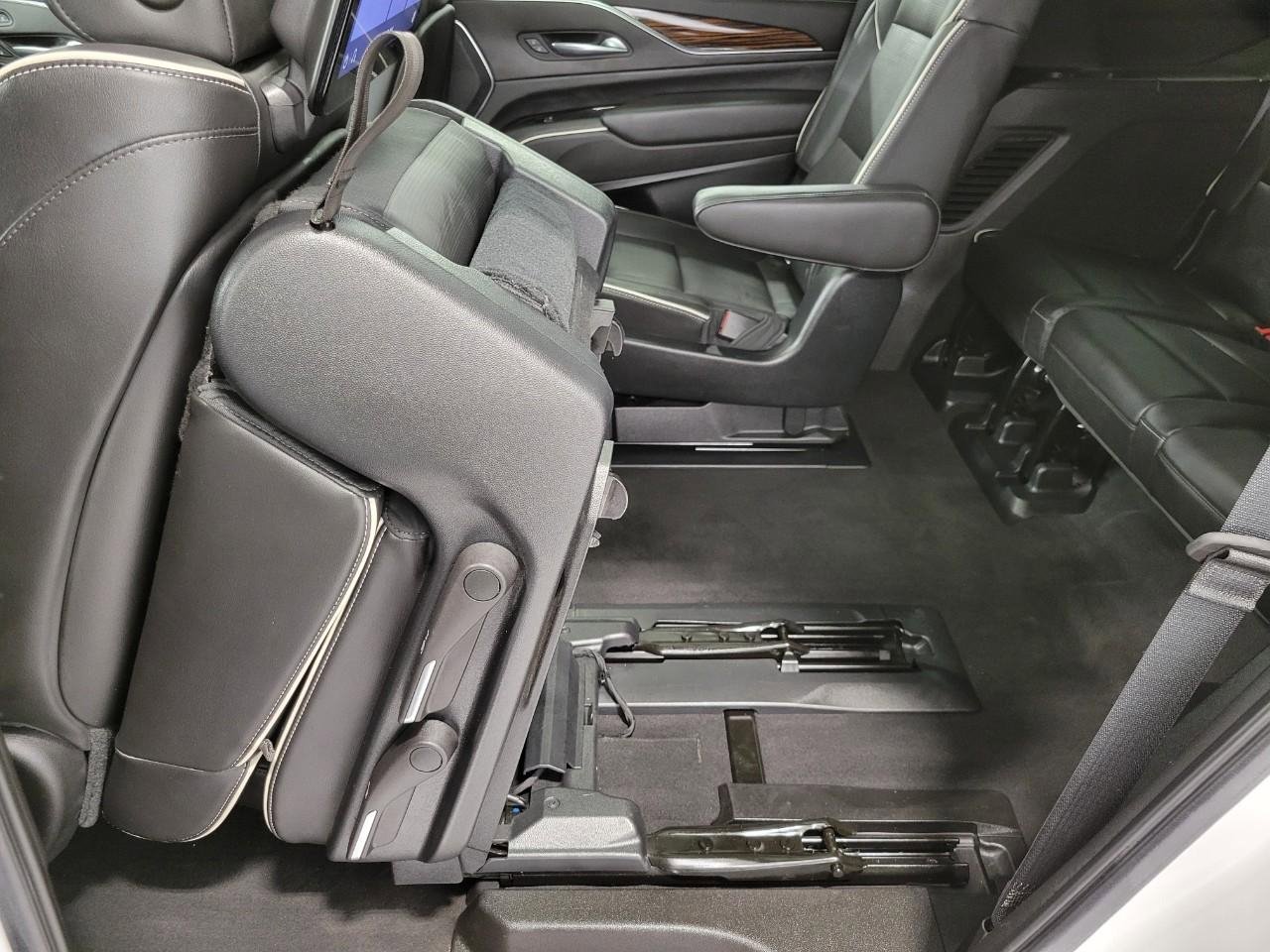 Certified 2021 Cadillac Escalade Premium Luxury w/ LPO, Radiant Package image 28