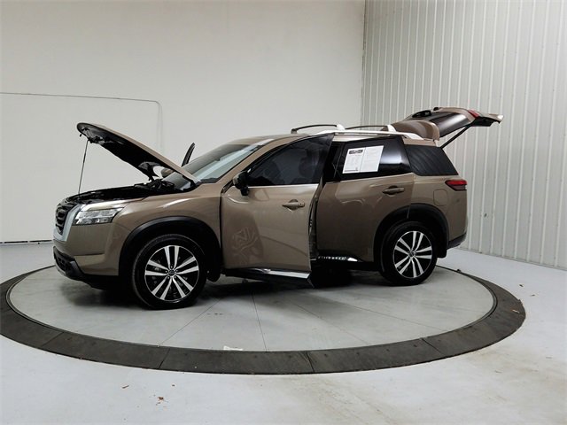 Used 2024 Nissan Pathfinder Platinum w/ Cargo Package image 11