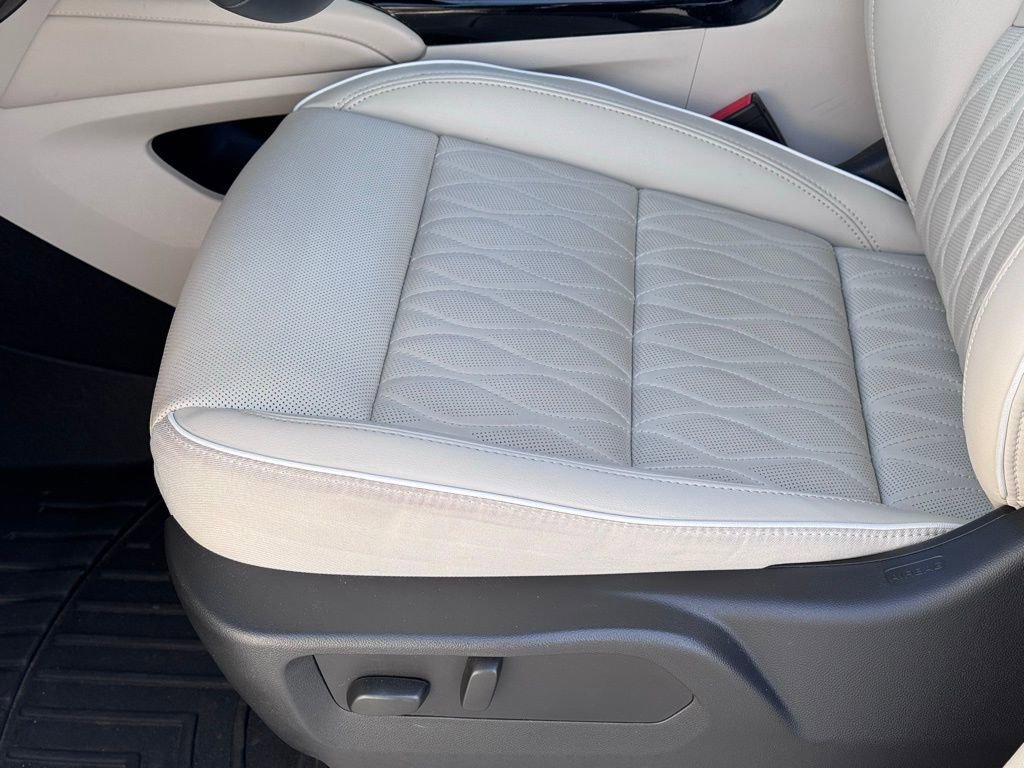 Used 2023 Buick Envision Avenir image 32