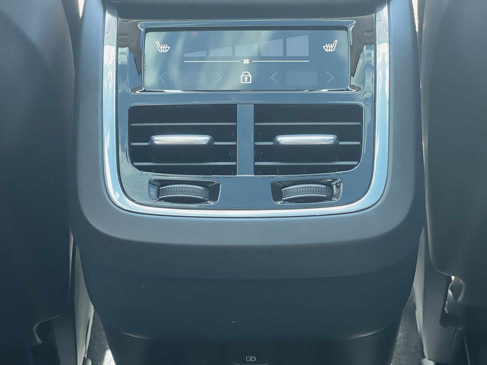 Certified 2023 Volvo XC60 B5 Ultimate w/ Climate Package AWD/4WD image 31