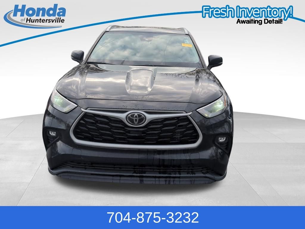 Used 2023 Toyota Highlander XLE image 3