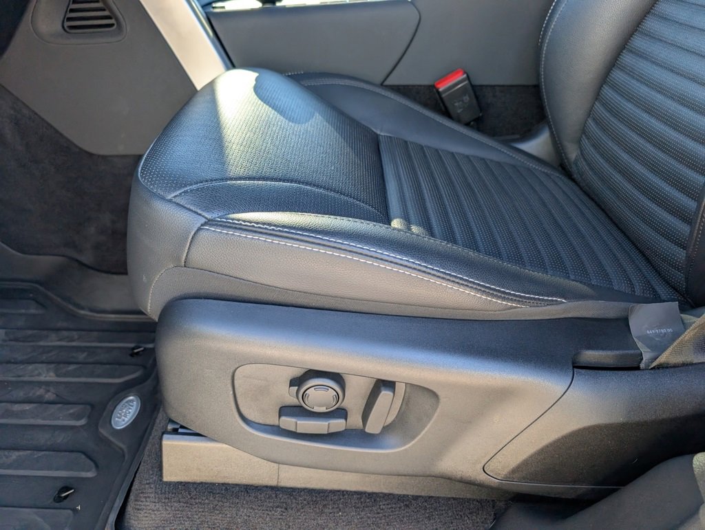 Certified 2024 Land Rover Discovery Dynamic SE image 28