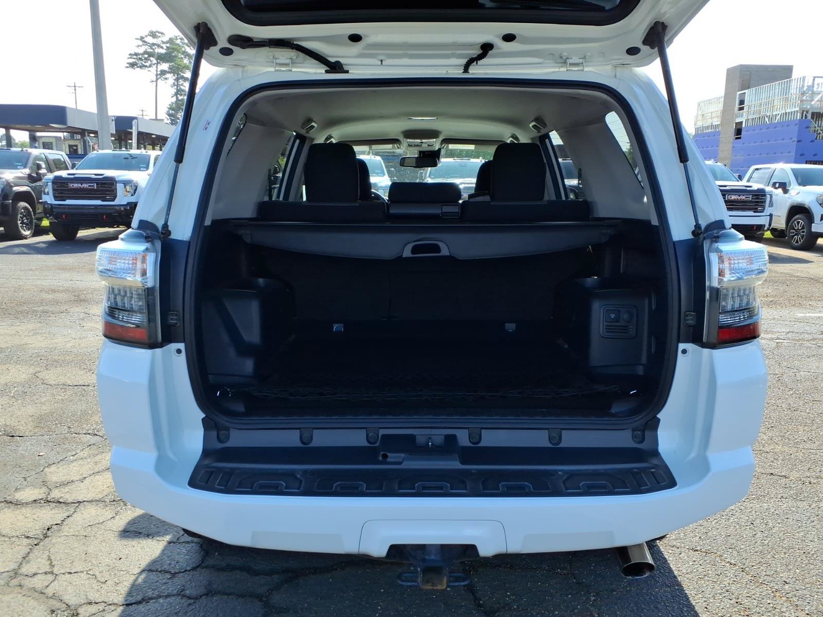 Used 2020 Toyota 4Runner SR5 AWD/4WD image 5