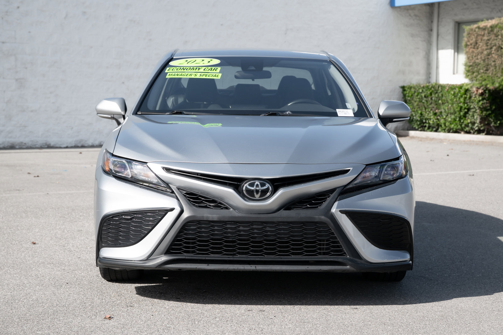Used 2023 Toyota Camry SE image 2