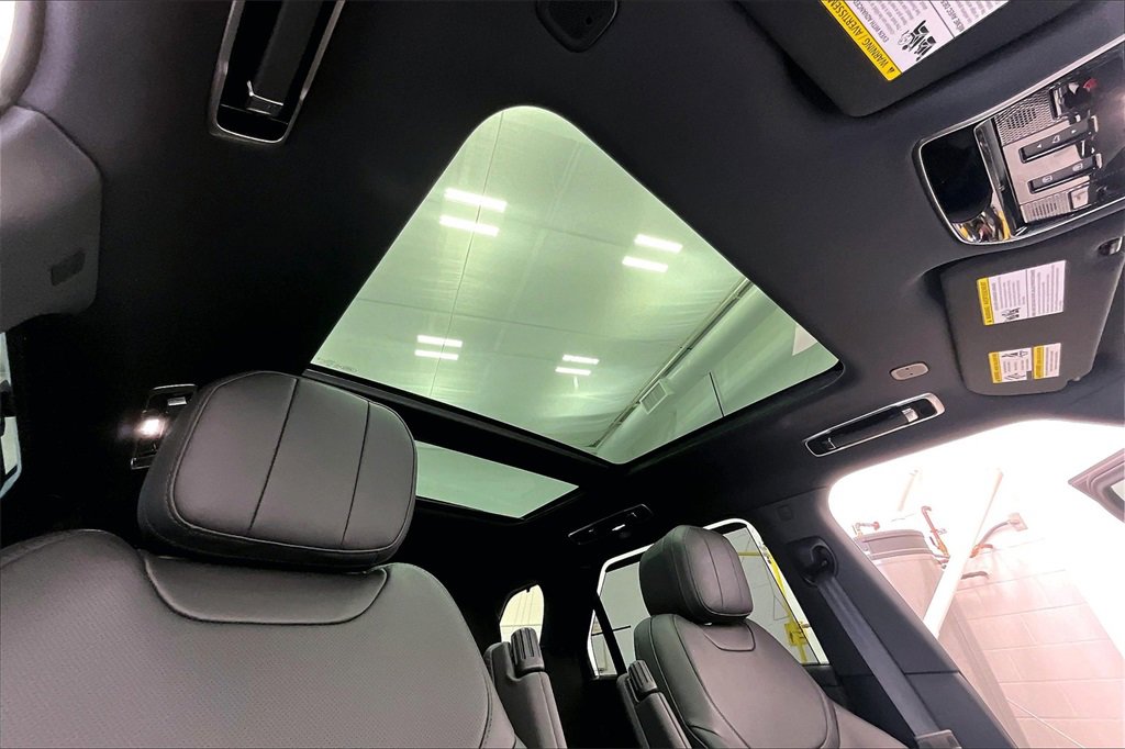 Used 2025 Land Rover Range Rover Sport SE image 17