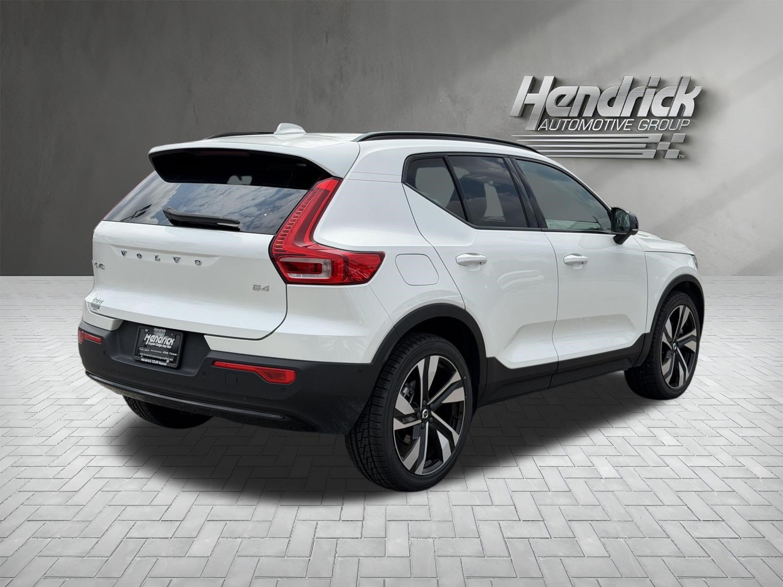 Used 2023 Volvo XC40 B4 Plus w/ Climate Package FWD image 10