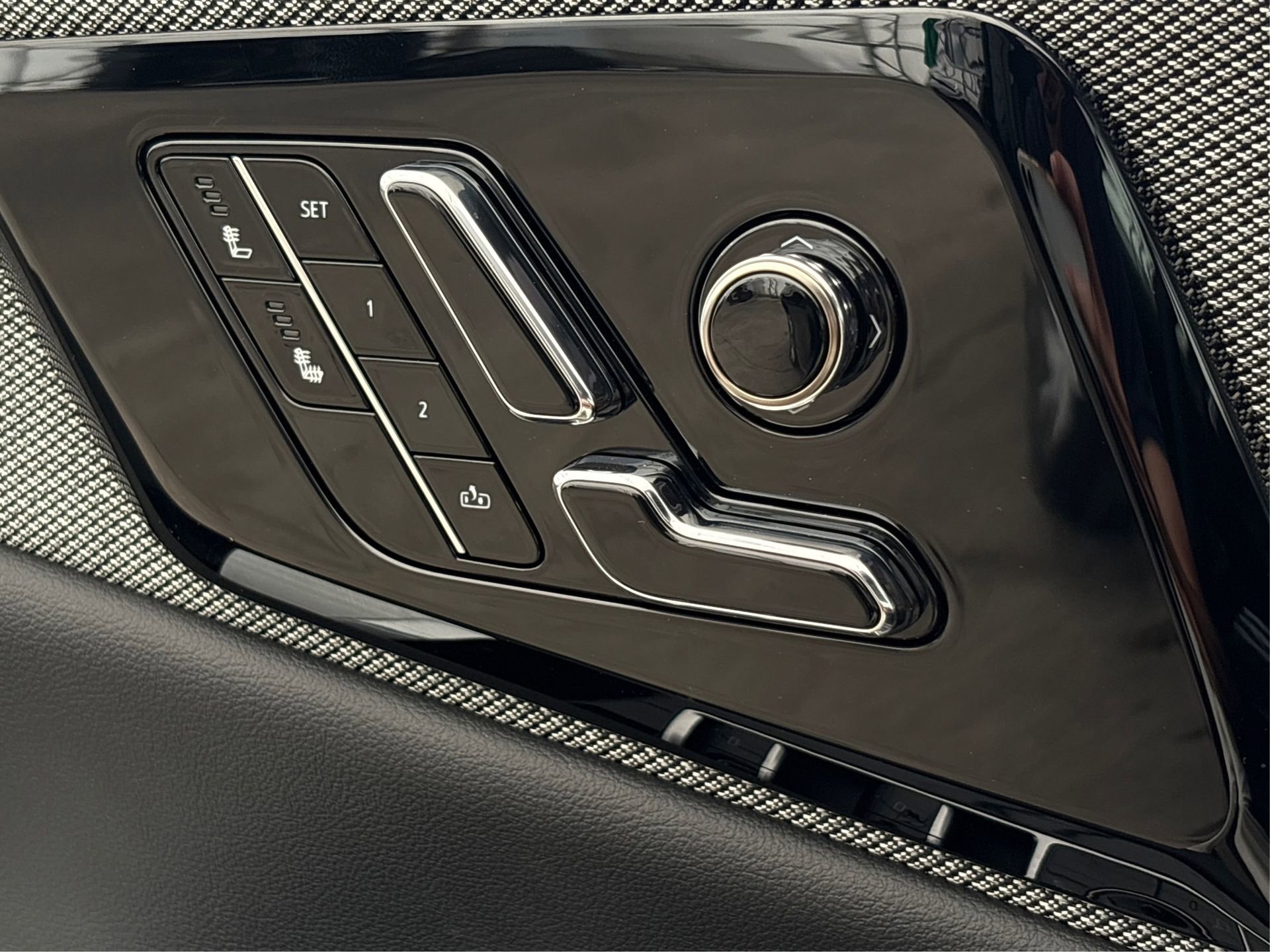 New 2025 Cadillac Optiq Luxury 1 image 32