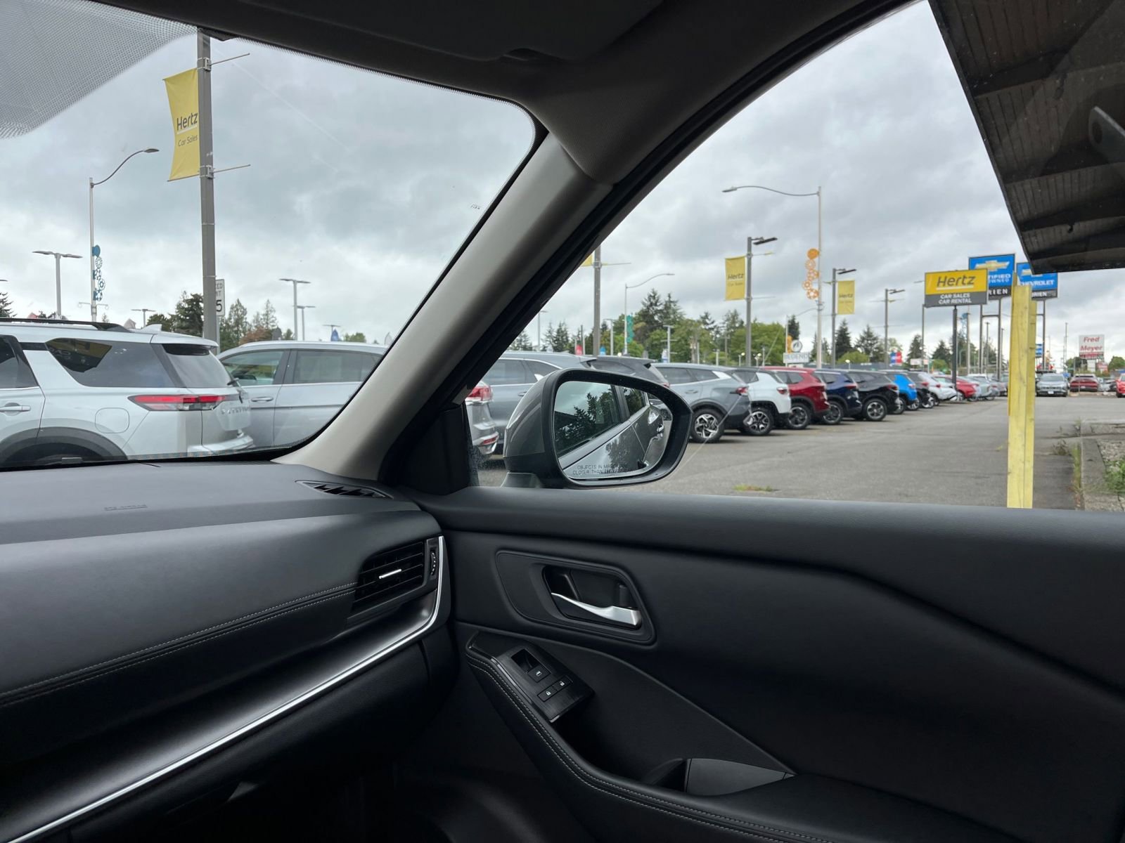 Used 2025 Nissan Rogue SV FWD image 37
