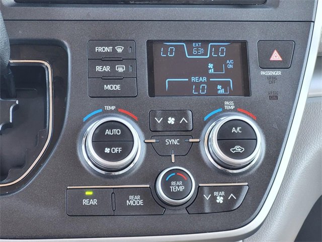 Used 2020 Toyota Sienna LE w/ LE Preferred Package image 24