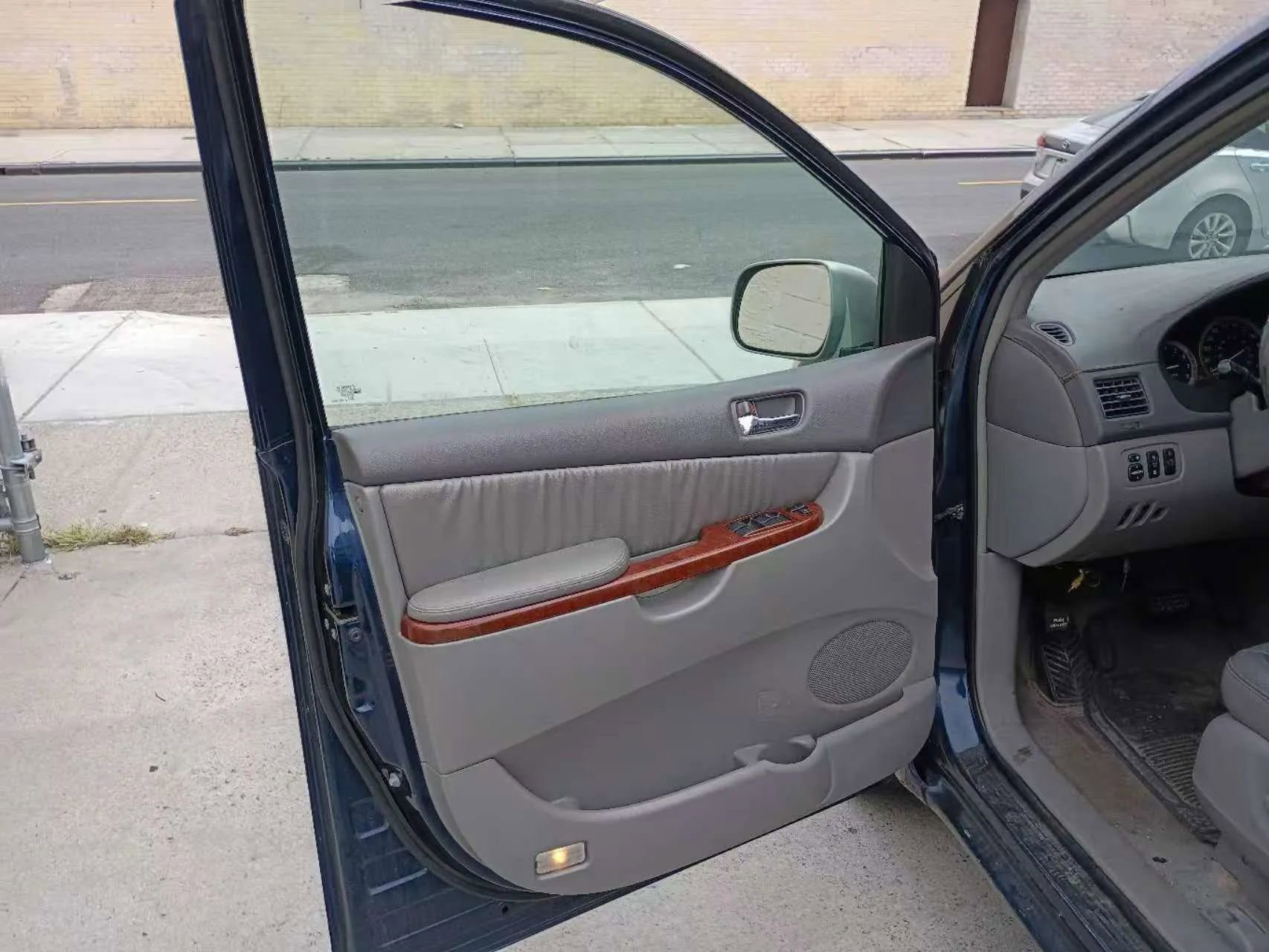 Used 2004 Toyota Sienna XLE image 7