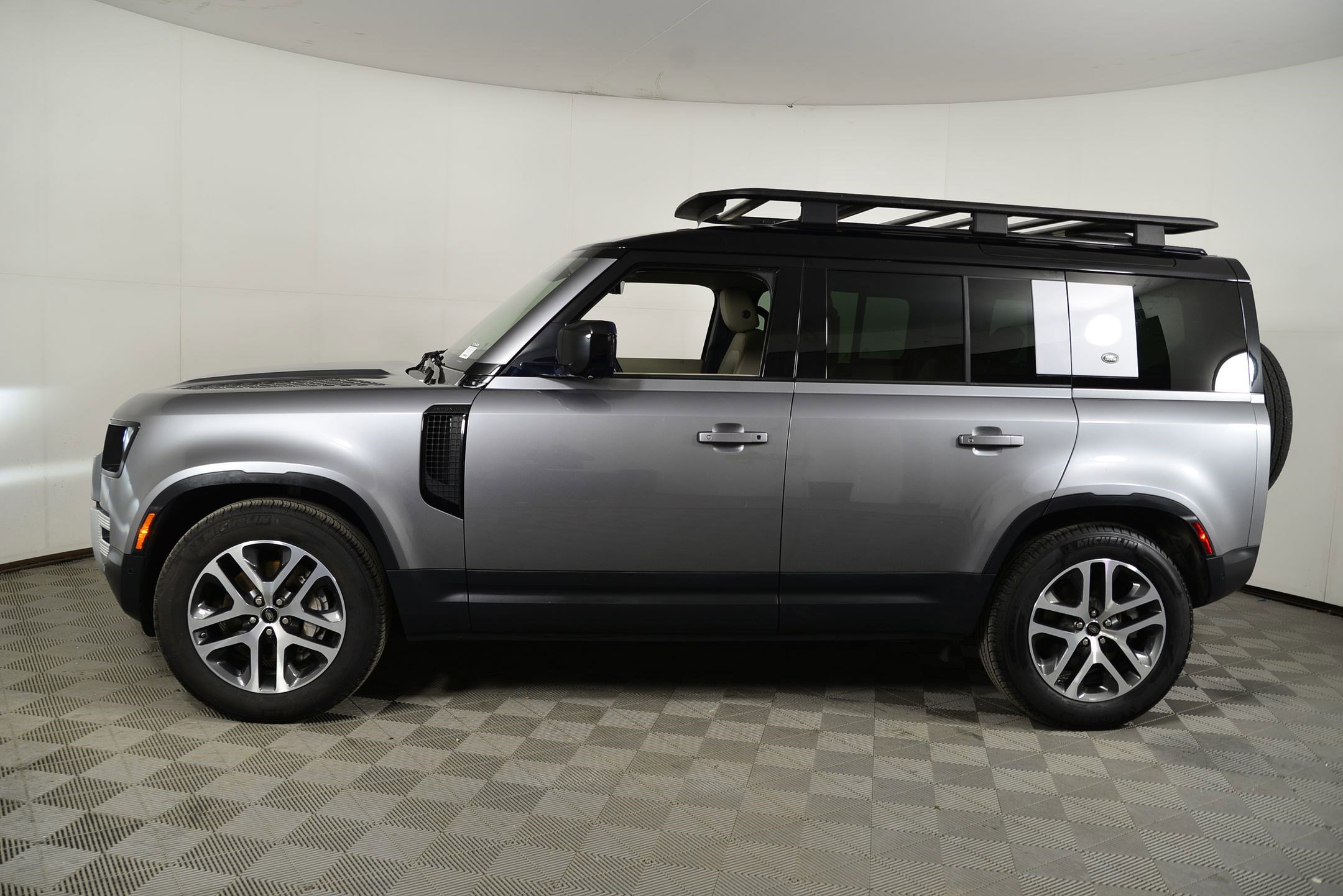 Used 2020 Land Rover Defender 110 SE AWD/4WD image 2