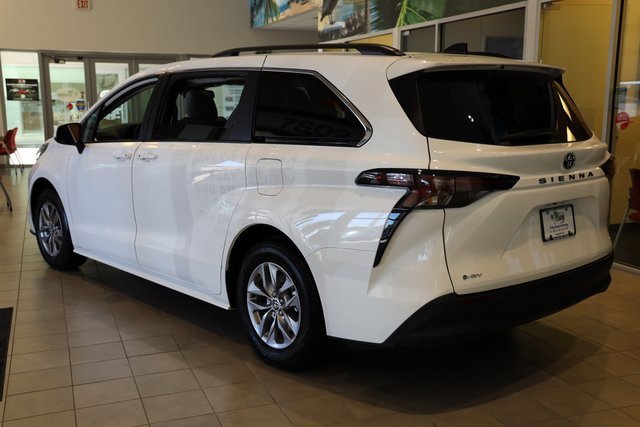 New 2025 Toyota Sienna LE image 3