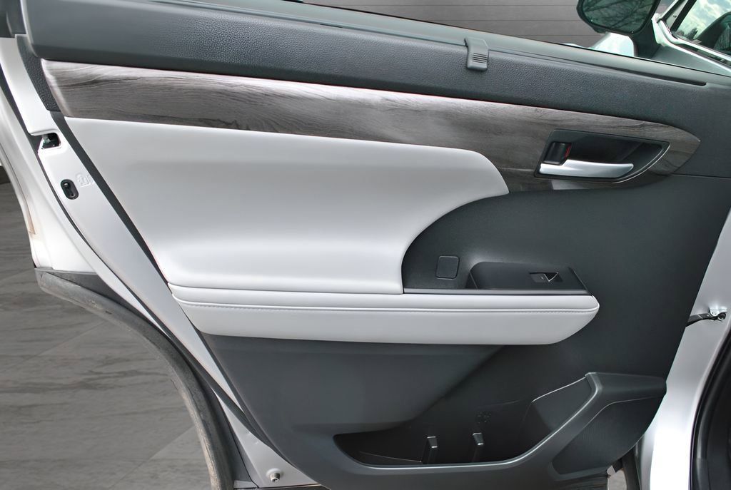 Used 2023 Toyota Highlander Limited image 23