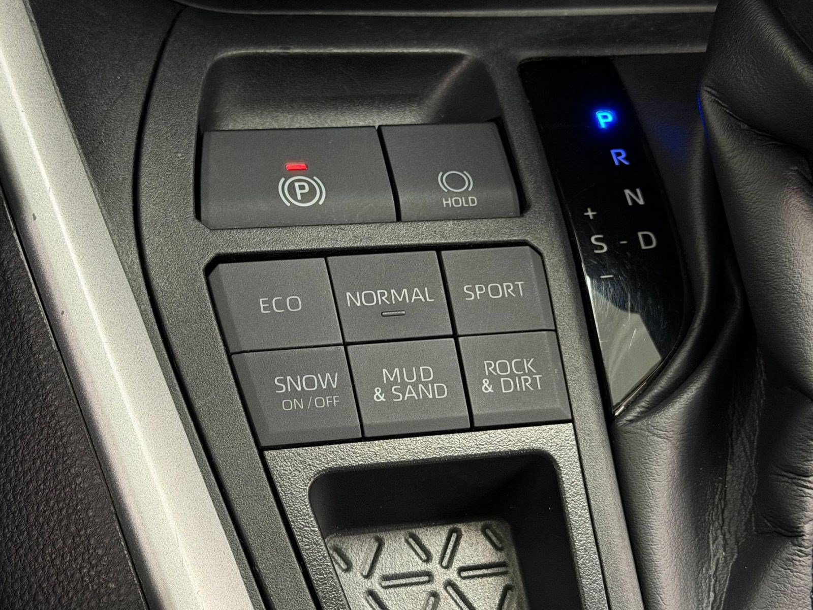 Used 2024 Toyota RAV4 LE AWD/4WD image 17