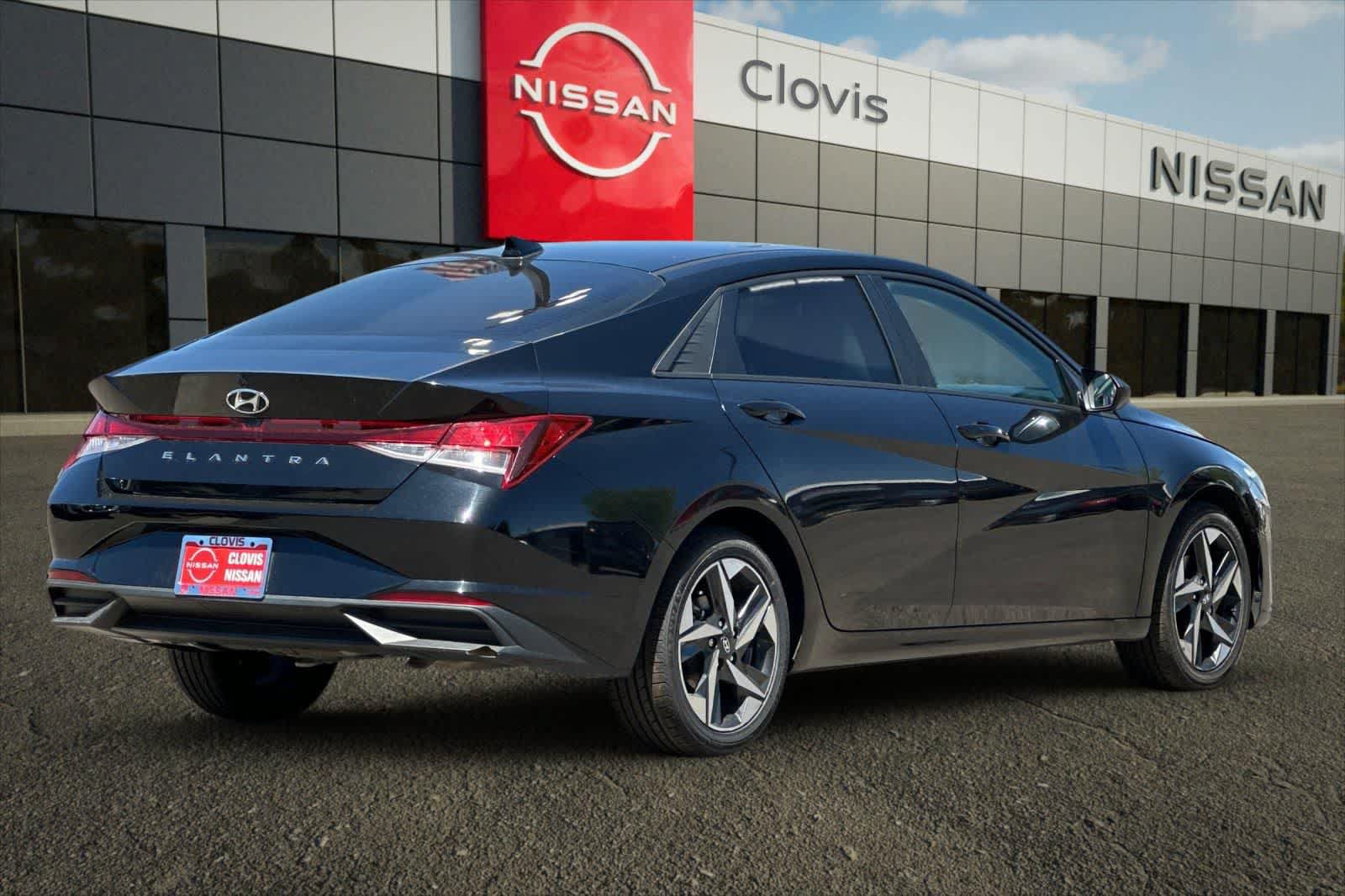 Used 2023 Hyundai Elantra SEL w/ Convenience Package FWD image 3