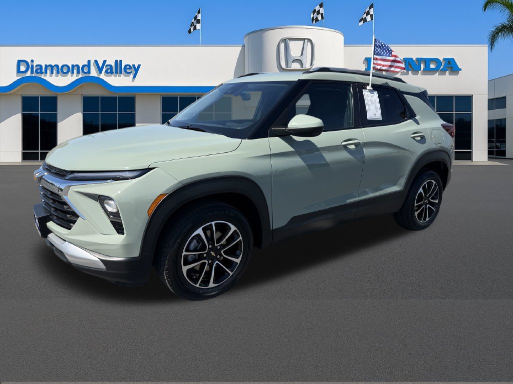 Used 2025 Chevrolet TrailBlazer LT FWD image 3